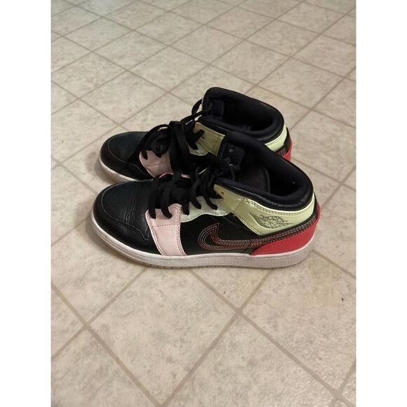 Nike Air‎ Jordan 1 Mid SE GS Glow In The Dark AV5174-076 Size 4.5Y - Picture 3 of 7